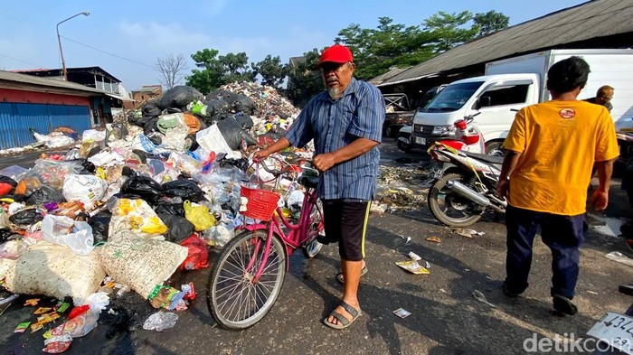 Tumpukan sampah di Pasar Ciwastra Kota Bandung.