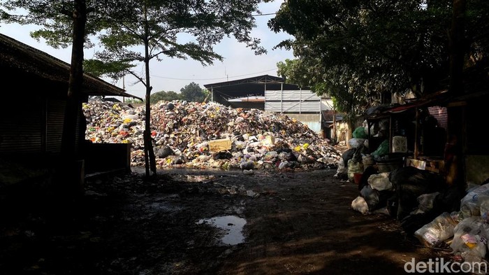 Tumpukan sampah di Pasar Ciwastra Kota Bandung.