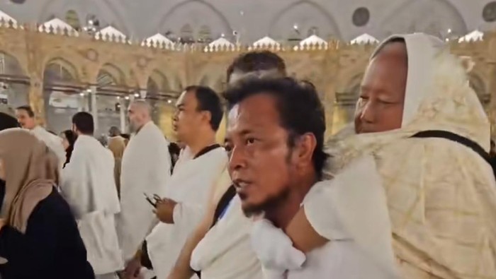 Viral pria Pasuruan gendong ibu saat tawaf