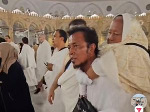 Bikin Haru, Pria Ini Gendong Ibunya saat Tawaf di Masjidil Haram