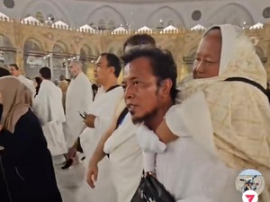 Bikin Haru, Pria Ini Gendong Ibunya saat Tawaf di Masjidil Haram