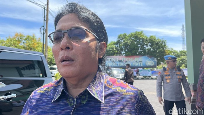 Wakil Gubernur Bali I Nyoman Giri Prasta merespons kabar mundurnya Dirut PT SBDJ Ari Askhara di GOR Yudomo, Kepaon, Denpasar, Rabu (16/4/2025).