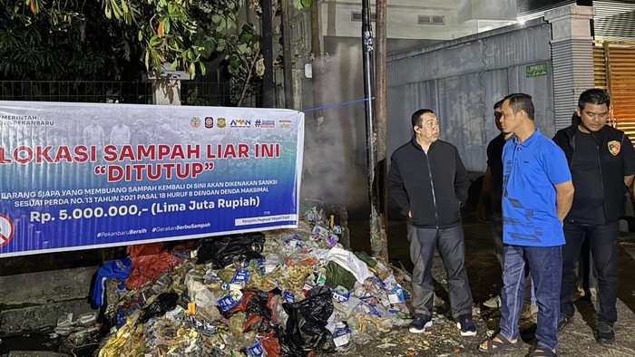 Wali Kota Agung Nugroho (baju biru) saat cek TPS di Pekanbaru bareng Kapolresta (Dok. Istimewa)