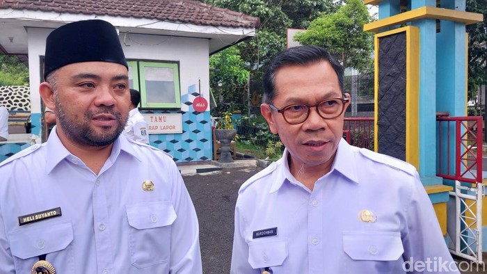 Wali Kota Batu Nurochman (menggunakan kaca mata) dan Wakil Wali Kota Batu Heli Suyanto.