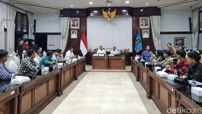 Walkot Surabaya Eri Cahyadi mengumpulkan pekerja yang ijazahnya ditahan di Ruang Sidang Wali Kota, Balai Kota.