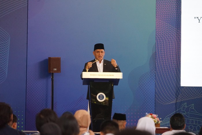 Wamenag Romo Muhammad Syafii saat mengisi kuliah umum di Institut Teknologi Bandung (ITB), Rabu (16/4/2025).