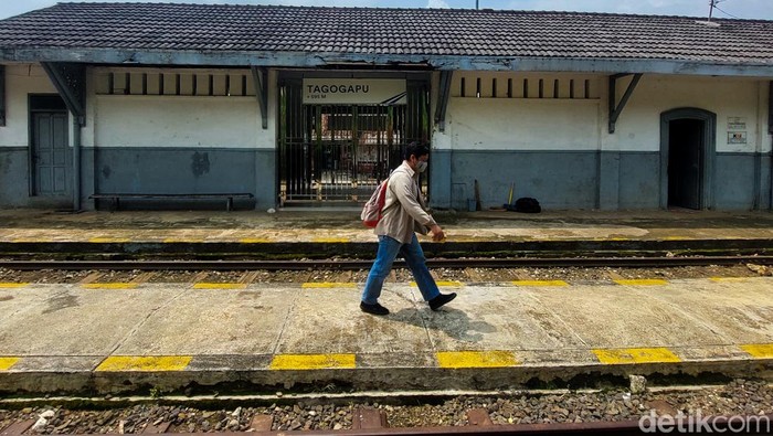 warga melintas di tengah perlintasan kereta api Stasiun Tagogapu