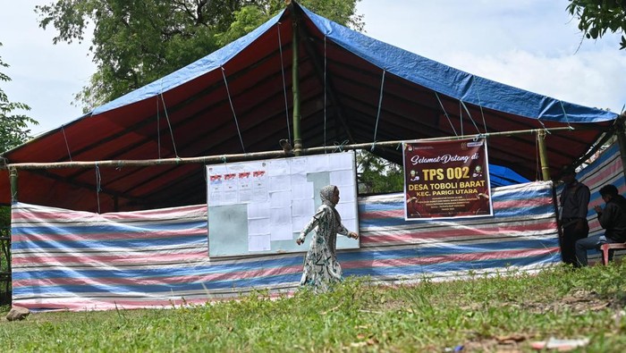 Warga Parigi Moutong Lakukan Pemungutan Suara Ulang Warga memasukkan surat suara ke dalam kotak pada Pemungutan Suara Ulang (PSU) Pilkada Kabupaten Parigi Moutong di TPS 001 Desa Toboli Barat, Parigi Moutong, Sulawesi Tengah, Rabu (16/4/2025). PSU di wilayah itu hanya diikuti oleh empat pasangan calon yang sebelumnya diikuti lima pasangan calon, dan dilaksanakan sesuai dengan putusan Mahkamah Konstitusi Nomor 75/PHPU.BUP-XXIII/2025 Tahun 2025. ANTARA FOTO/Basri Marzuki/rwa.