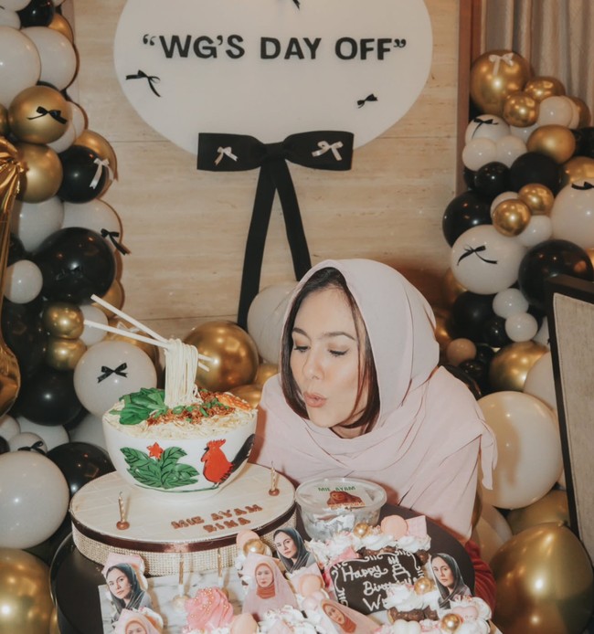 Tak hanya kue ulang tahun berbentuk mie ayam, Wulan juga mendapat kue dengan foto-foto dirinya berhijab saat membintangi film Norma tersebut. Ikut re-create gayanya saat jadi ibu Norma, Wulan tampak mengenakan kerudung warna salem. Foto: Instagram/@wulanguritno