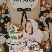 Tak hanya kue ulang tahun berbentuk mie ayam, Wulan juga mendapat kue dengan foto-foto dirinya berhijab saat membintangi film Norma tersebut. Ikut re-create gayanya saat jadi ibu Norma, Wulan tampak mengenakan kerudung warna salem. Foto: Instagram/@wulanguritno