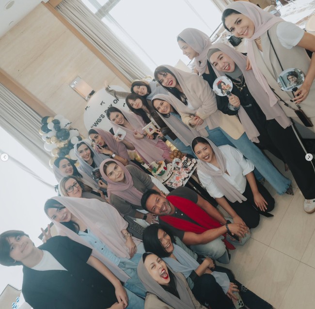 Potret Wulan Guritno bersama keluarga dan kerabat yang kompak memberikan kejutan di hari ulang tahunnya. Udah umur 44, 3 anak loh ini masih di bikinin suprise rasa bachelorette / baby shower, semua jadi AMBUUU, tulis Wulan dalam keterangan unggahannya. Foto: Instagram/@wulanguritno