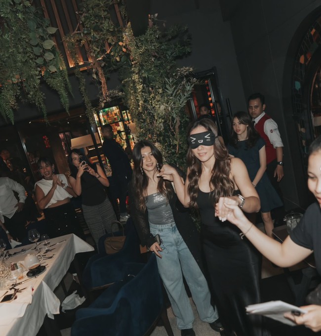 Kejutan ulang tahun kembali diperoleh Wulan dari keluarga dan sahabat. Kali ini kejutan tersebut digelar di sebuah restoran. Foto: Instagram/@wulanguritno