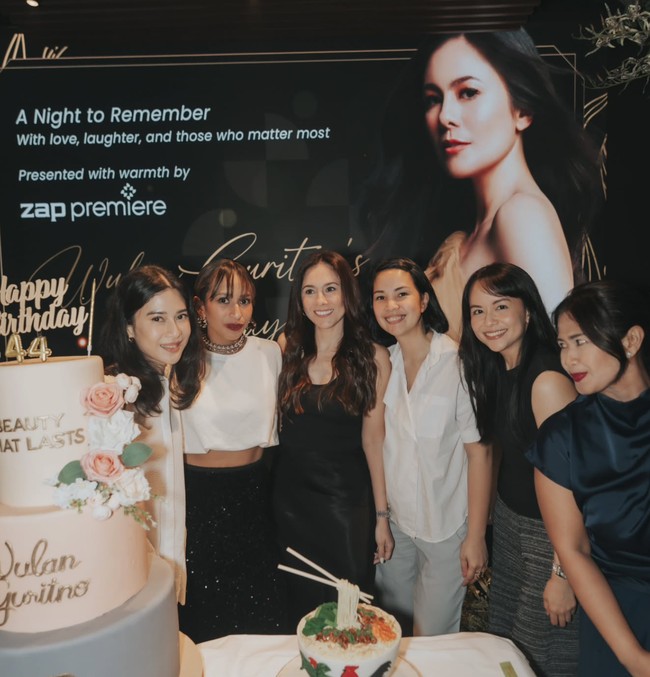 Tampil cantik menawan, Wulan kali ini terlihat mengenakan dress tanktop yang membentuk lekuk tubuhnya. Rambutnya dibiarkan terurai dengan dicatok gaya mermaid curl. Foto: Instagram/@wulanguritno