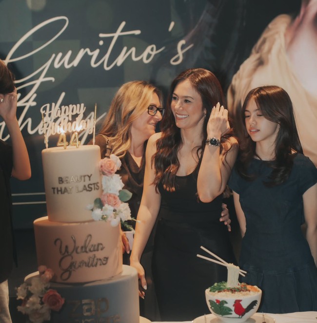 Deana Battams, ibunda Wulan guritno juga turut hadir menyaksikan acara ulang tahun sang putri. Wulan sendiri terlihat makin menawan dengan riasan natural dan lipstik glossy warna pink nude. Foto: Instagram/@wulanguritno