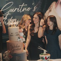 Deana Battams, ibunda Wulan guritno juga turut hadir menyaksikan acara ulang tahun sang putri. Wulan sendiri terlihat makin menawan dengan riasan natural dan lipstik glossy warna pink nude. Foto: Instagram/@wulanguritno