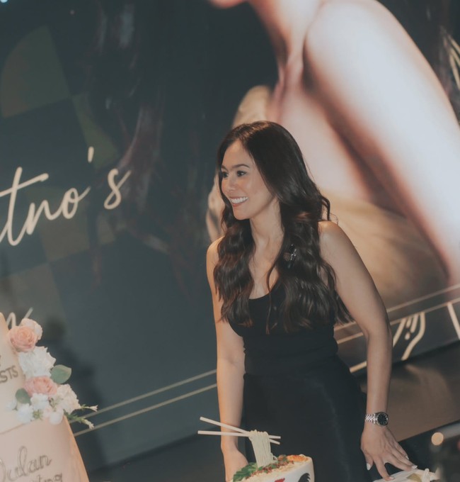 Meski saat ini sudah berusia 44 tahun dan memiliki 3 orang anak namun penampilan Wulan masih tampak begitu menawan. Tak sedikit netizen yang terpana melihatnya. Kamu cantik banget mbak wulan, komentar salah seorang netizen. Forever young mbak Wulan...ku.. tambah netizen lain. Foto: Instagram/@wulanguritno