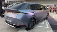 Kini, Xpeng X9 telah menapatkan pembaruan total. Di ajang Xpeng Global Brand Night, Xpeng meluncurkan X9 generasi terbaru. Xpeng mengklaim mobil listrik ini tidak hanya mengalami facelift, tapi juga penyempurnaan total.Dari sisi teknologi, Xpeng X9 mendapatkan chip Turing AI Xpeng yang diklaim tiga kali lebih kuat dalam daya komputasi dibanding chip di mobil listrik lain. Teknologi AI itu tersedia untuk semua trim. Foto: Rangga Rahadiansyah / detikcom