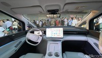 Xpeng X9 memiliki sistem rear-wheel steering di mana kedua roda belakangnya bisa ikut berbelok untuk membantu mobil dalam bermanuver. Alhasil, radius putar mobil sebongsor ini cuma 5,4 meter. Xpeng juga telah menyempurnakan kenyamanan mobil ini. Memanfaatkan teknologi AI, Xpeng dapat mengoptimalkan kenyamanan sasis dan menerapkan algoritma anti-mabuk perjalanan dengan meminimalkan body roll saat menikung dan melewati gundukan. Foto: Rangga Rahadiansyah / detikcom