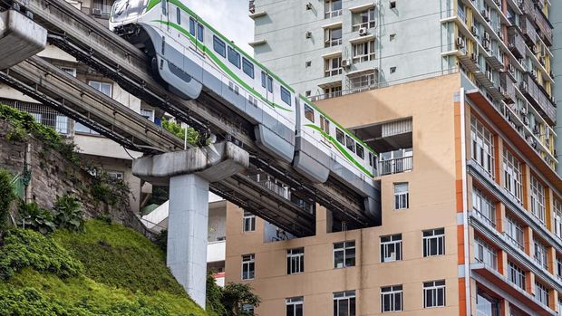 2174564510 Chongqing Rail Transit Jalur 2 melintasi Stasiun Liziba, sebuah stasiun unik dengan rel kereta berjalan langsung menembus bagian tengah gedung apartemen.