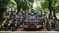 Sejumlah kendaraan taktis dan perintis disiagakan untuk memblokade massa yang berunjukrasa di depan Pengadilan Tipikor, Jalan Bungur Raya, Jakarta Pusat, Kamis (17/5/2025).