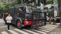Penutupan jalan tersebut akibat adanya massa pro dan kontra Hasto Kristiyanto pada sidang yang masih berlangsung.   