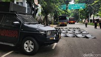 Selain kendaraan taktis dan perintis, sejumlah tameng juga disiapkan polisi.  