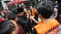 Aksi demonstrasi juga terjadi di depan pengadilan. Mereka memberikan dukungan kepada Hasto dan memakai baju bernuansa warna merah.  