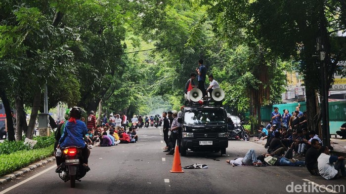 Sejumlah kendaraan taktis dan perintis disiagakan untuk memblokade massa yang berunjukrasa di depan Pengadilan Tipikor, Jl Bungur Raya, Jakarta Pusat, Kamis (17/5/2025). Penutupan jalan tersebut akibat adanya massa pro dan kontra Hasto Kristiyanto pada sidang yang masih berlangsung.