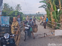 Warga di Batulappa Pinrang Buka Tutup Akses Jembatan gegara Nyaris Ambruk
