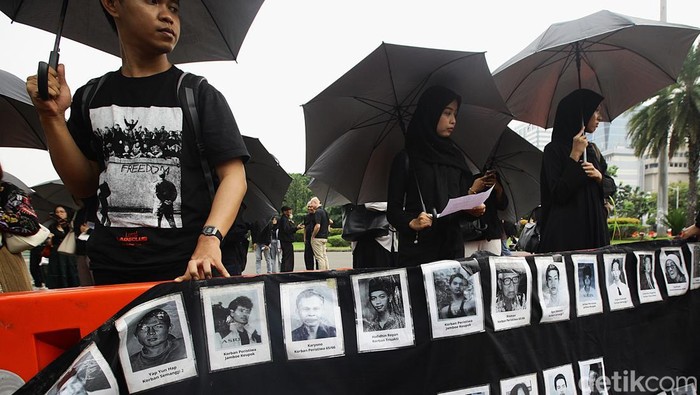 Aksi Kamisan Soroti Pembahasan RUU Polri Aksi Kamisan ke-858 digelar di depan Istana Merdeka, Jakarta, Kamis (17/4/2025). Pendemo meminta pemerintah membuka partisipasi publik dalam pembahasan R-KUHAP dan RUU Polri.