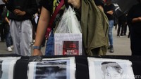 Para pengunjuk rasa meminta pemerintah membuka partisipasi publik dalam pembahasan R-KUHAP dan RUU Polri yang dinilai merupakan pilar penting dalam sistem penegakan hukum di Indonesia.  