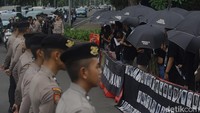 Aksi ini dijaga ketat polisi.  