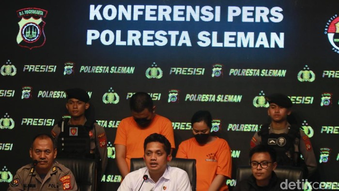 Aksi sejoli yang tipu dan sekap PNS berakhir ditangkap anggota polisi. Kedua pelaku dihadirkan saat rilis kasus di aula Polresta Sleman, Kamis (17/4/2025)