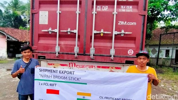 Andi pemuda Pangandaran yang ekspor sapu lidi ke India