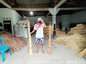 Cerita Sukses Andi Ekspor Sapu Lidi Pangandaran ke India