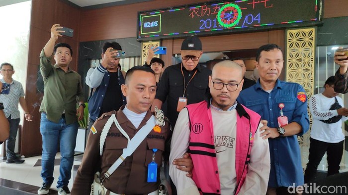 ASN di Tangsel jadi tersangka dan ditahan di kasus korupsi pengelolaan sampah. (Bahtiar/detikcom)