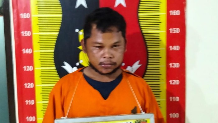 Azhar Efendi Lubis, sopir angkot yang perkosa penumpang, saat diamankan di kantor polisi. (Dok. Polres Padangsidimpuan)