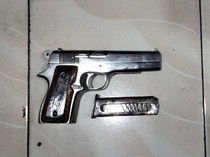 Simpan Senpi Ilegal di Rumah, WNA Iran Diciduk Polisi