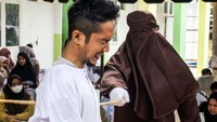 Mereka dihukum 10-100 kali cambuk.