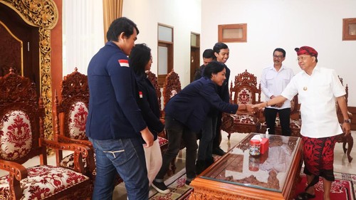BEM Unud beraudiensi dengan Gubernur Bali, Wayan Koster, di Rumah Jabatan Jaya Sabha, Denpasar, Rabu (14/4/2025) sore. (Dok. Pemprov Bali)