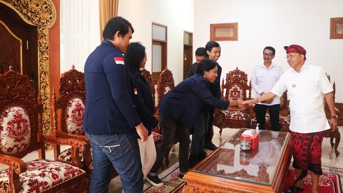 BEM Unud beraudiensi dengan Gubernur Bali, Wayan Koster, di Rumah Jabatan Jaya Sabha, Denpasar, Rabu (14/4/2025) sore. (Dok. Pemprov Bali)