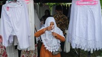 Pedagang musiman tersebut menyediakan berbagai jenis aksesoris seperti penutup kepala, pakaian dalam hingga kaos kaki dan sarung tangan untuk kebutuhan jamaah calon haji yang akan melaksanakan ibadah haji di Arab Saudi.