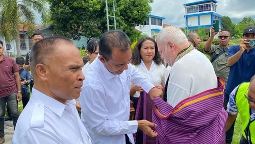Bupati Flores Timur Antonius Doni Dihen mengenakan nowing kepada Dubes Portugal untuk Indonesia Miquel De Mascarenhas De Calheiros Velozo, Kamis (17/4/2025).