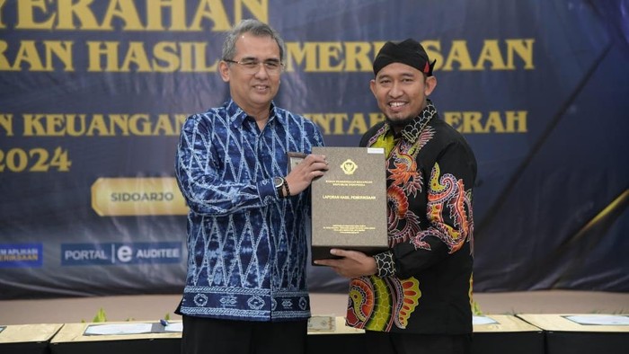 Bupati Sumenep Achmad Fauzi menerima dokumen opini WTP dari Kepala BPK Perwakilan Jatim.