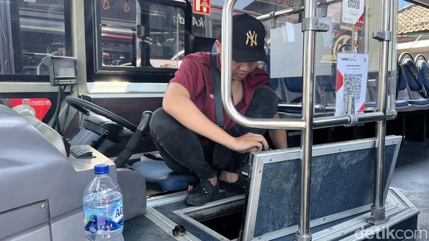 Bus TMD dicek kondisinya sebelum mulai mengaspadal kembali pada 20 April.