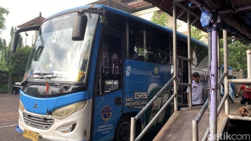 Bus Trans Sarbagita di halte GOR Ngurah Rai, Denpasar, Kamis (17/4/2025).
