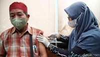 Tenaga kesehatan memberikan vaksin polio dan meningitis kepada calon jamaah haji di Puskesmas Kecamatan Cilincing, Jakarta Utara, Kamis (17/4/025).