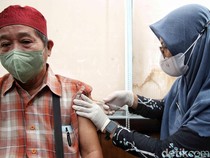Potret Calon Jemaah Haji Terima Vaksin Polio-Meningitis