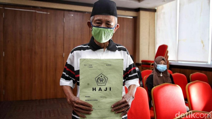 Sejumlah calon jamaah haji menerima vaksin polio dan meningitis di Puskesmas Cilincing, Jakarta Utara. Vaksin itu wajib diberikan sebelum jemaah berangkat ke tanah suci.