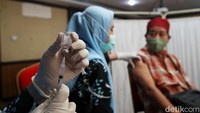 Menurut keterangan petugas, sebanyak 301 jamaah di kawasan Cilincing akan diberikan vaksin haji.